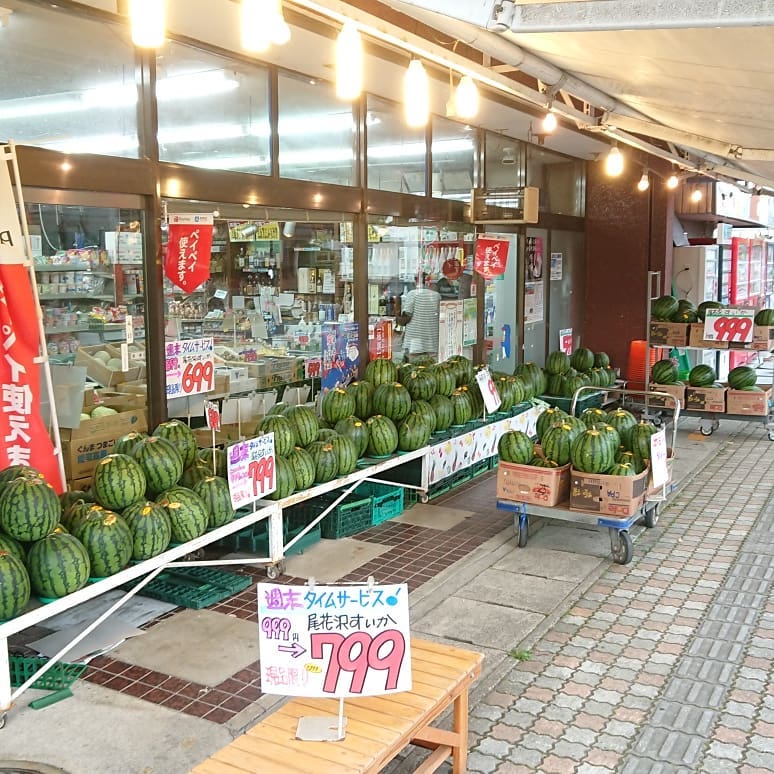 ≪尾花沢スイカ≫
スイカは大きいほど美味しいの？さあてどうなんでしょう️
チョコバナナはアートだ。デコシャルはみんなの笑顔のために～️ 今朝の市場の様子です。スイカが駐車場にまではみ出してきています。