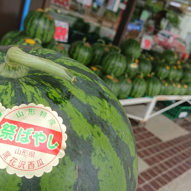 尾花沢スイカ店頭に初並び～
もぎたての印、「じく付き」だよ～️