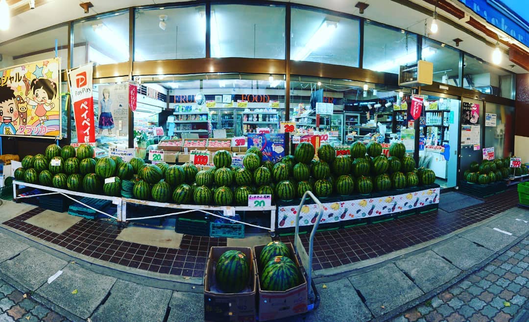 ≪尾花沢スイカ≫
八百屋だけどスイカ一色専門店のように見えてしまう。
閉店準備のためシャッターラインに納めました。