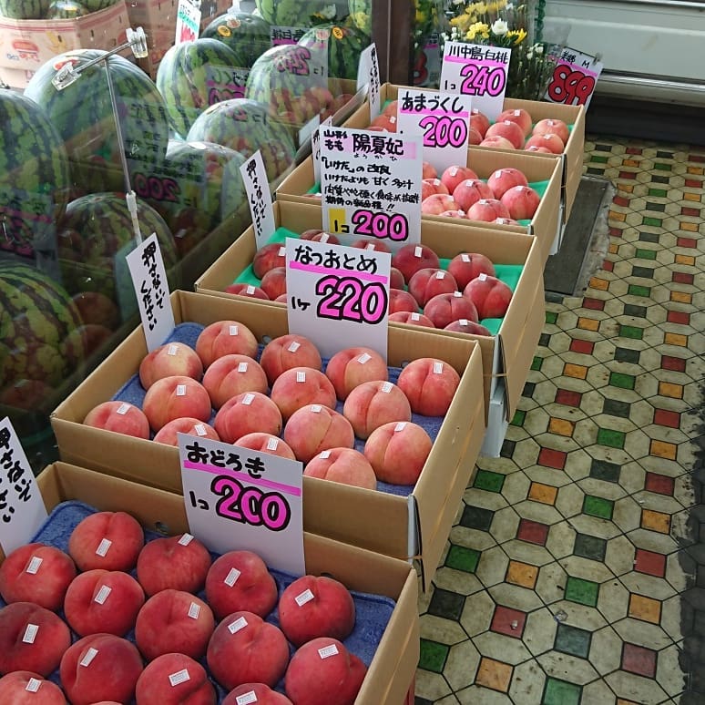 ≪毎日桃まつり≫
いろんな品種の桃がバラ売りなので味くらべも出来ますね️おどろき、なつおとめ、陽夏妃、あまづくし、川中島白桃️
まどかは、傷の大玉が1箱699円️
お盆明けの新しいスイカも大量に競り落としました～️
いちじく、すもも「太陽」、プルーン「ベルローベン」、「ジャンボにんにく」も激安1kg398円️
フィリピンバナナは2房500円(1房299円)