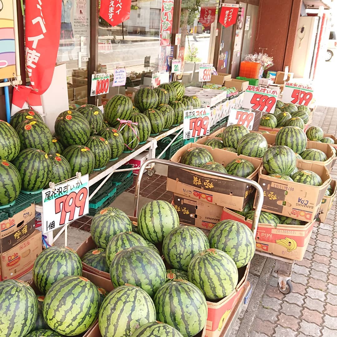 ≪尾花沢スイカ️≫
スイカも大詰め️
本日も100個以上入荷しました～️ ちょっと小振りで799円&599円です。
スイカ好きよもう一度～