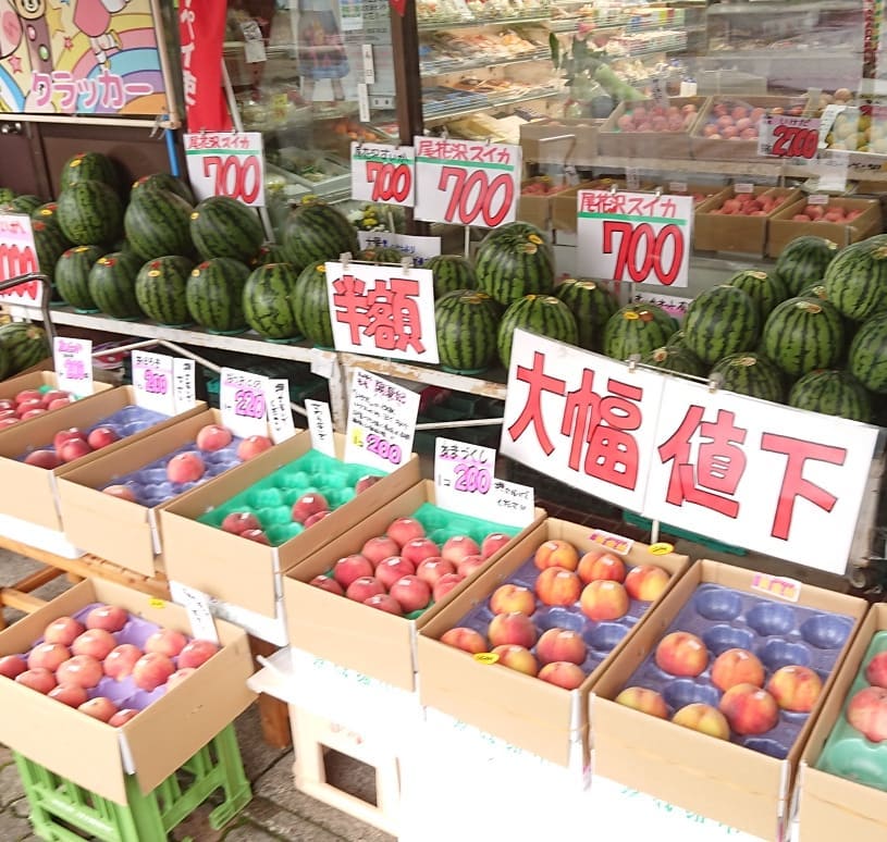 ≪毎日桃まつり～️≫
桃粒のバラ売り〈半額️〉「あまづくし」を食べてみた～️。ナイフを円周回しただけで、クルンと種離れが良く、きれいに皮がめくれます。甘くてジューシ～️つるんと1個食べられました。

プルーンはいろんな品種があるんですが、おすすめは「パープルアイ」

桃川中島白桃は表面に擦れがあって安くなっています。贈答には「いけだ」15玉2,700円。ガチガチ硬い

生でも美味しい(茹でればもっと旨いよ)白いとうもろこし「ピュアホワイト」

ちょっとたまには甘いもの️ずんだ大福、かりんとまんじゅう自分へのご褒美に～️