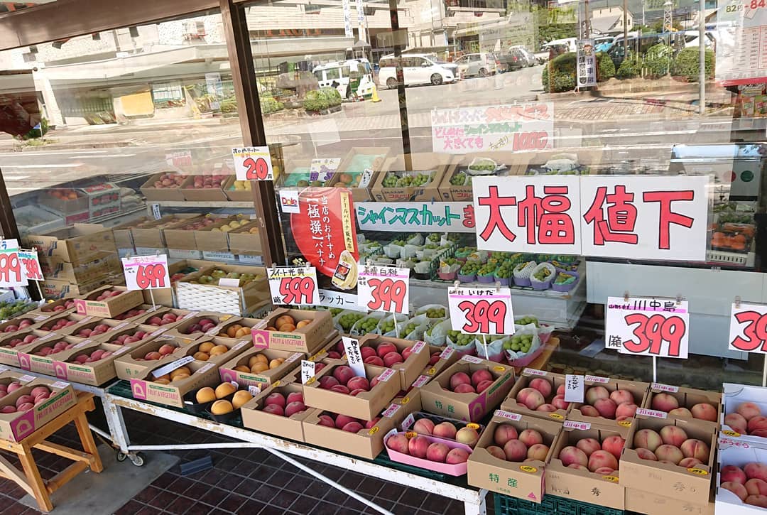 ≪毎日桃まつり≫
本日のおすすめは「玉うさぎ」
お手頃な2kg箱は「ゆうぞら」「川中島白桃」「いけだ」「美晴白桃」「スイート光黄」そして「玉うさぎ」とどれを食べようか迷ってしまう～️