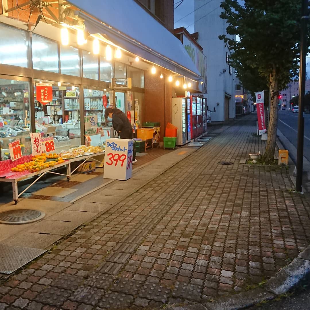 【わき見運転注意️】
運転手のみなさん看板に注目して危ないです。 
安全運転よろしくお願いします