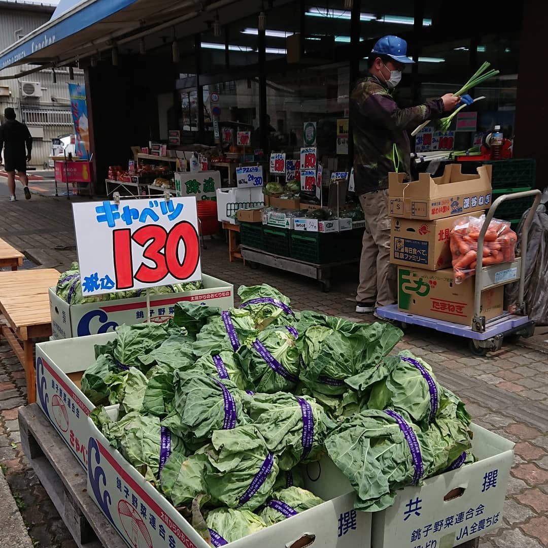 キャベツを買いにUターン
レタスも安い
アスパラ、絹さや、スナップエンドウ、白菜、いろいろ並びました～️