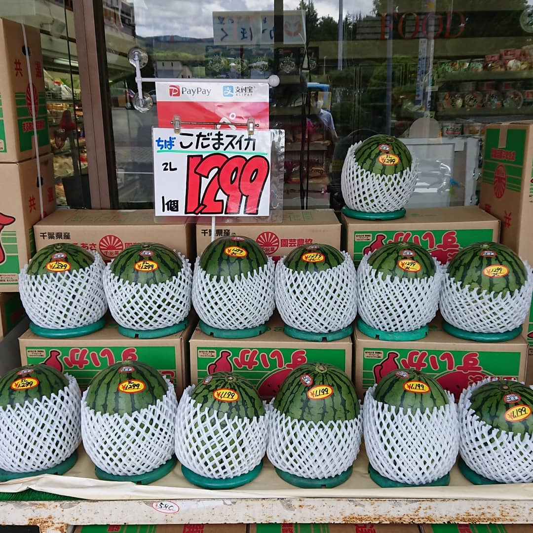 【こだまスイカ】
一番大きい3Lサイズ。(1,199～1,299円)
【大玉スイカ】
これまた一番大きい規格サイズ。6L️
(2,270～2,700円)等級により値段に幅があります。１個箱入りなので贈答にもいいです
【大玉スイカ】
2L～5L
2,160円均一️
【紅花メロン】
香り豊かな「紅花メロン」自信をもって各個に生産者名入り️
【店頭野菜️】
キャベツ79円️続行中
大根79円️ほかもいろいろお買い得～️