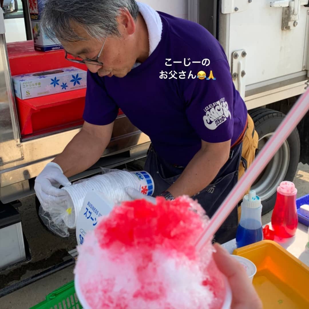 明日は水曜日でお店はお休みなので、ボランティアセンターに行きます。かき氷の提供です。
先日の最上川の水害で河北町では150戸が浸水被害を受けました。被災したご家族や、ボランティアのみなさんは炎天下のなか大変な作業しておられます。 お役にたてればと『かき氷』を申し出たのですが、練習を兼ねて、本日、押切地区の同級生宅に押し掛けました。
水深1.8mだったそうです。家財道具や電化製品はほぼ全滅。大変です。
写真は同級生のお嬢さんが撮ってくれていました。小学生の時うちの息子と同じクラスで、なんだったか息子が彼女に怪我させてしまって一緒に謝りに行ったことがあったなあ～️
という訳で、練習を兼ねた押切遠征は80杯提供でした。喜んでもらえると病み付きになりそうです。