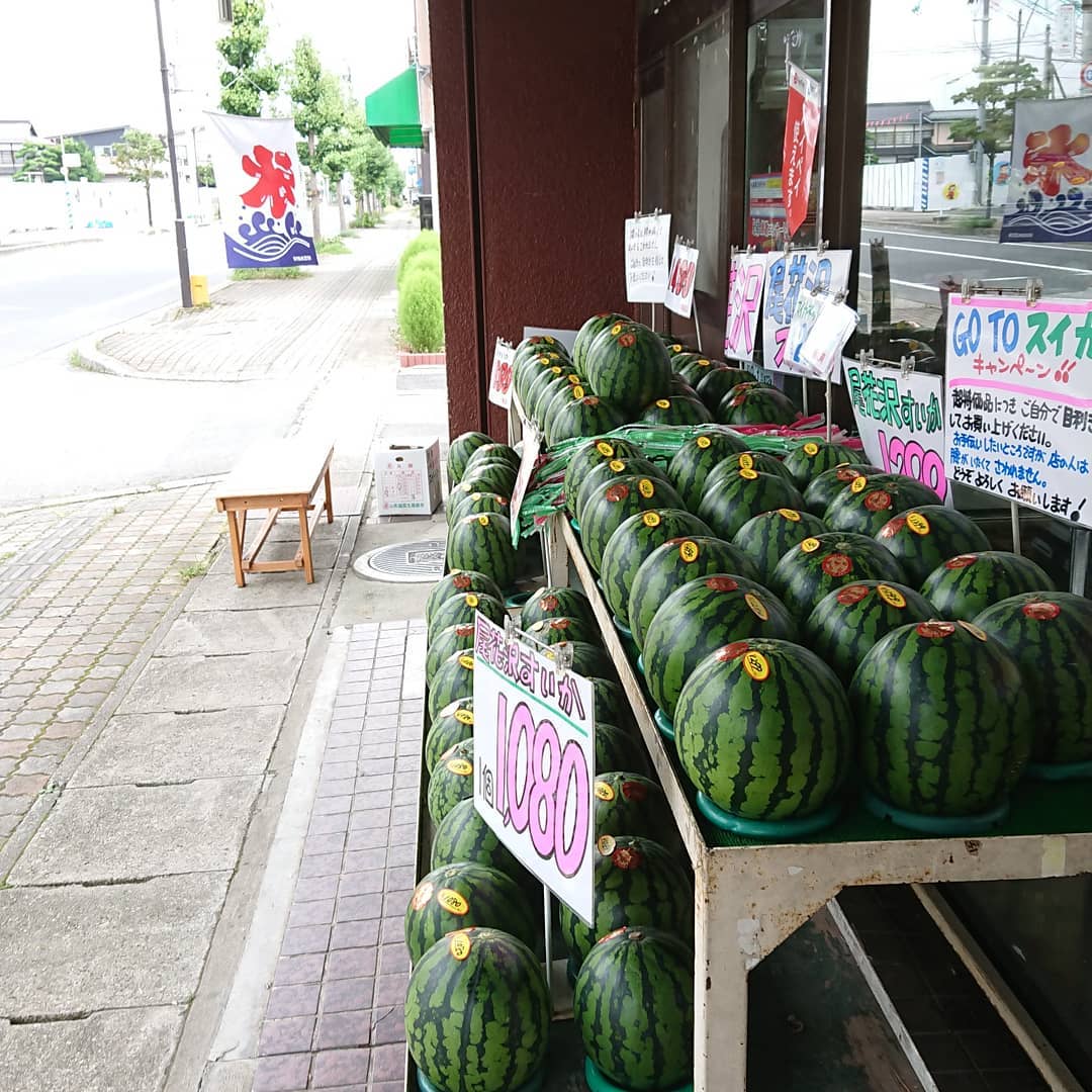 【スイカ入荷～️】
最後の１個まで売り切れていた『尾花沢スイカ』今朝の競売でゲット～️
【幻の桃】
実が固くて日持ちのよい桃『いけだ』入荷しました～️
【デコシャル️】
チョコバナナはアートだデコシャル️はみんなの笑顔のために～️