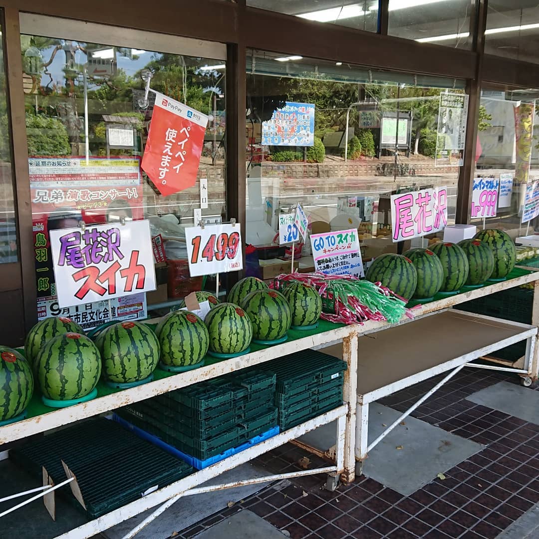 ≪スイカ入荷～≫
"マツコの知らない世界"で絶賛されたためなのか『尾花沢スイカ』は、ただでさえ出荷量激減なのに異常ともいえる値段の高騰全国から注文が入っているらしい
≪シャインマスカット≫
今日も999円続行中️

≪スモッち≫
半熟黄身のスモーク卵。118円ですが、スポット特売で10個入り、999円️
当店は税込み価格ですので、1000円にお釣りが来るよ～️

≪デコシャル≫
チョコバナナはアートだ️

≪プルーン≫
3Lと巨大なプルーン。品種は「パープルアイ」