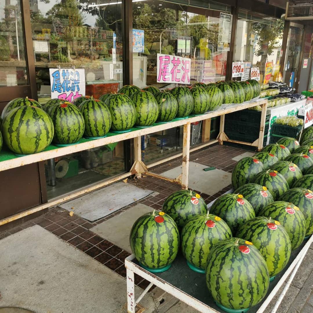 【スイカファンよよみがえるのだ～️】
スイカはもうないと思っていたら、数日前に出荷があるらしい情報をゲット
早朝の市場に行くとドバーっとありました。尾花沢産大玉を仕入成功～️
今シーズン、スイカを食べ足りなかった人はチャンスですよ～