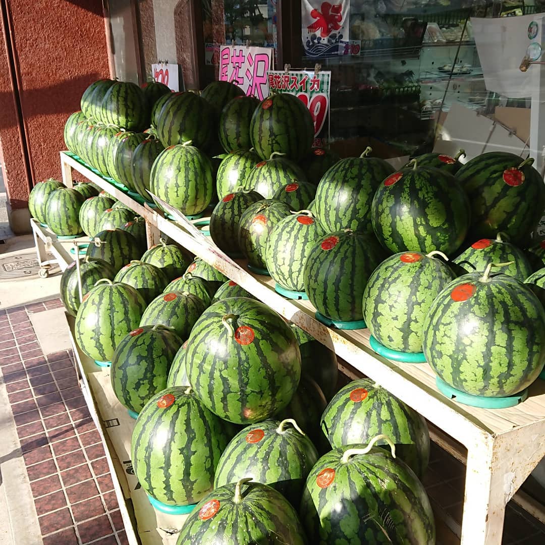 尾花沢すいか
今朝の競売で200個超える個数をゲットォ～️
シーズンインに相応しく、連日気温30度超え ️スイカに追い風～
店頭にはスイカをはじめ、フルーツサンド、マリトッツォ、かき氷、駐車場のぼり旗がゾロっと出ました。