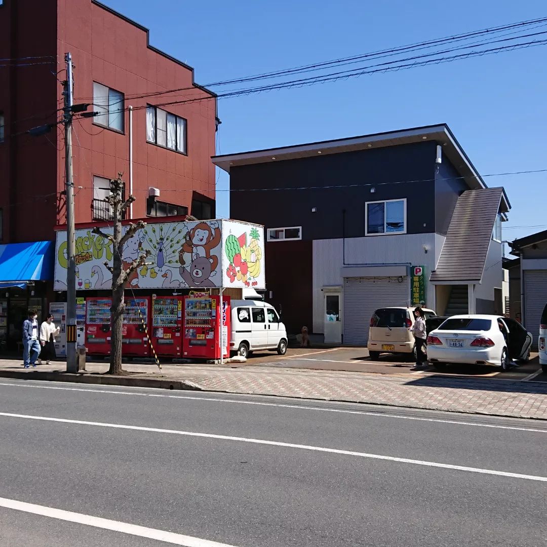 【️】駐車場
クラッカーの自動販売機側が駐車場となります。
４台分なのでいっぱいのときは、
 動物園の臨時駐車場(動物園の八幡さま寄り)や
 新庁舎北側️駐車場、どんがホールの️駐車場をオススメします
お向かいの旧役場庁舎が解体のために立入禁止になっています。