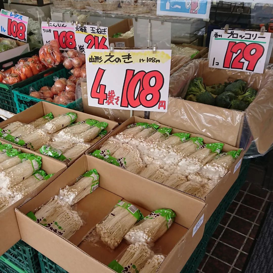 当店のえのき茸
店頭通常価格は4個で108円
いつまで続くのか️
ブロッコリーも安っすいなぁ～️
レタスも108円
野菜のついでにチョコバナナ
野菜のついでにフルーツサンド