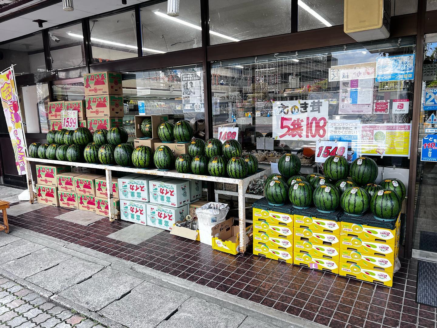 店頭は【夏】
まる朝、富里と産地は千葉県
お手頃なMAサイズ入りました。
おすすめは2Lのスイカ1,599円だな️