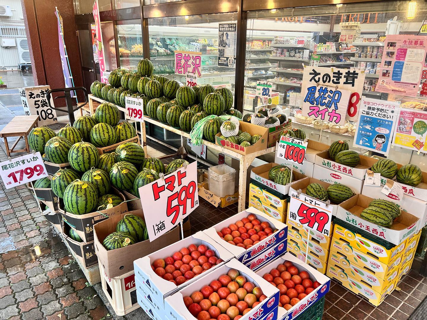 1本でもお買い得だが、
1本より3本がお得️
3本よりも９本がお得️
 トマトはド〜ンと箱買い️
スイカといえばクラッカー️
スイカ不足で市場への入荷量がとても少ないけどクラッカーの店頭にはスイカが溢れるしかも安い️