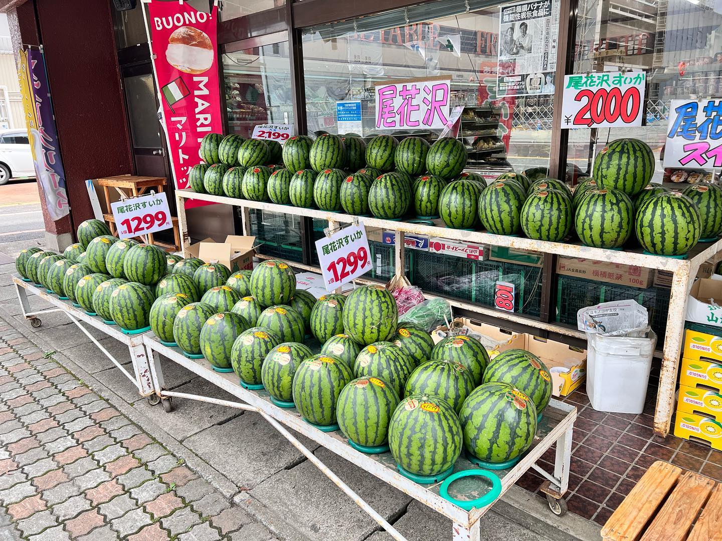 クラッカーの店頭はスイカがいっぱい