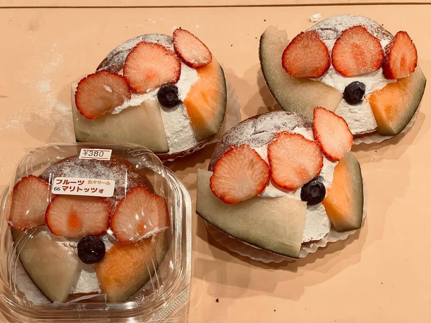 フルーツマリトッツォは
いちご、青メロン、赤メロン、ブルーベリー
北海道ソフトクリーム
一番人気は『たっぷりメロン』
極撰バナナがお買い得
尾花沢スイカ〜️