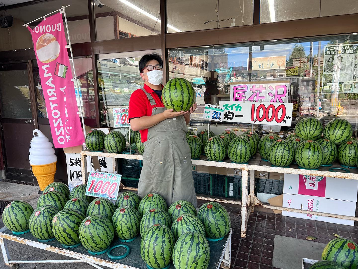 【大感謝祭️尾花沢すいか1,080円セール】
皆様のおかげを持ちまして、今シーズンの尾花沢すいかは昨年以上にたくさん売れました。お客様が店員を思って、自分で選んで自分で車に運んで積んでというご協力のもと、私たちは腰をかがめる事なく、腰を深刻に痛めずに済みました。現品限りのセールですのでお急ぎくださいませ。