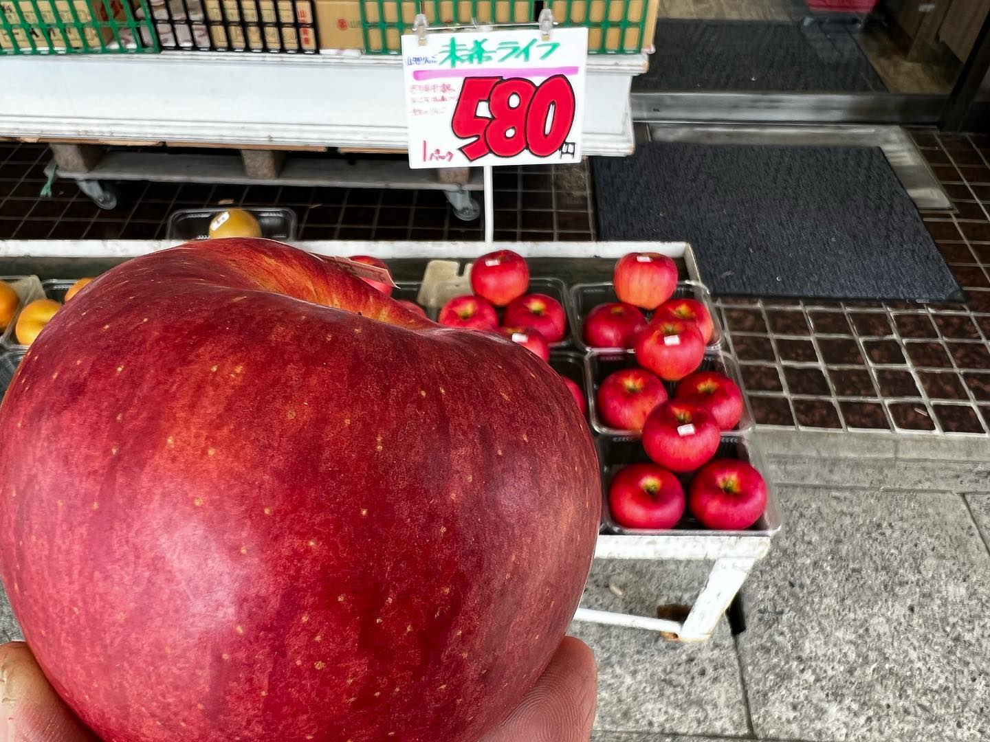 りんごの先生のリンゴ
流石に素晴らしい出来栄え。若手リンゴ農家達の指導をしている先生のリンゴが入荷しました。
目玉はキャベツ1箱399円
バナナ3袋109円
えのき茸５袋108円
などなど