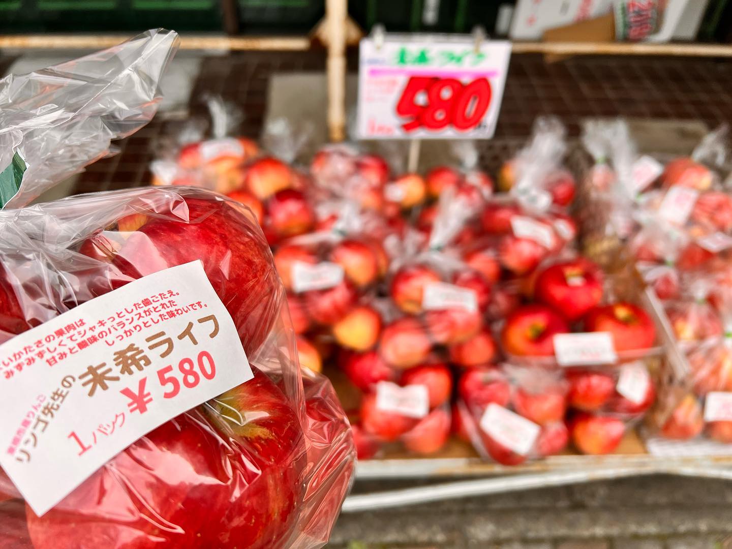 りんごの先生の『未希ライフ』
お得な袋詰めで出荷してました。すかさずゲット〜️
そろそろシーズン終盤 桃は青空むすめ
固いよ。でもおいておくとなめらかになります。
昨日から続いているキャベツ箱売り、まだまだあるよ〜