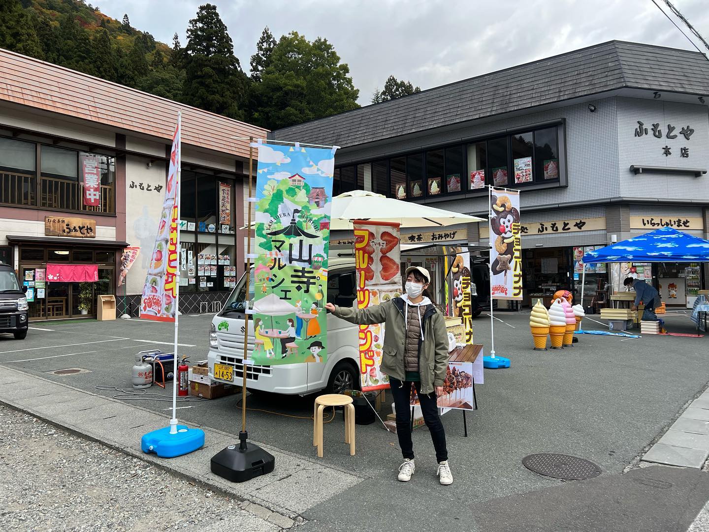 山寺マルシェ〜
移動販売車の真後ろ上方に立石寺が見えます。