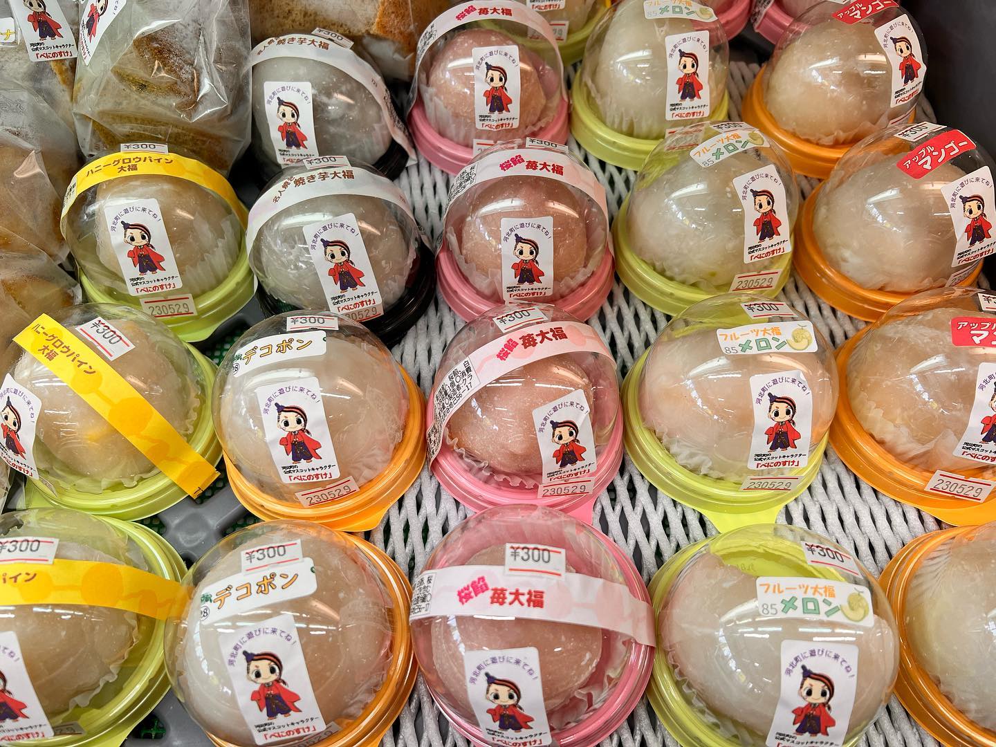 フルーツ大福
『アップルマンゴー大福』
新発売️
フルーツカップソフトクリーム
種類がいっぱいあって迷っちゃうけど、どれを選んでも美味しいよ️