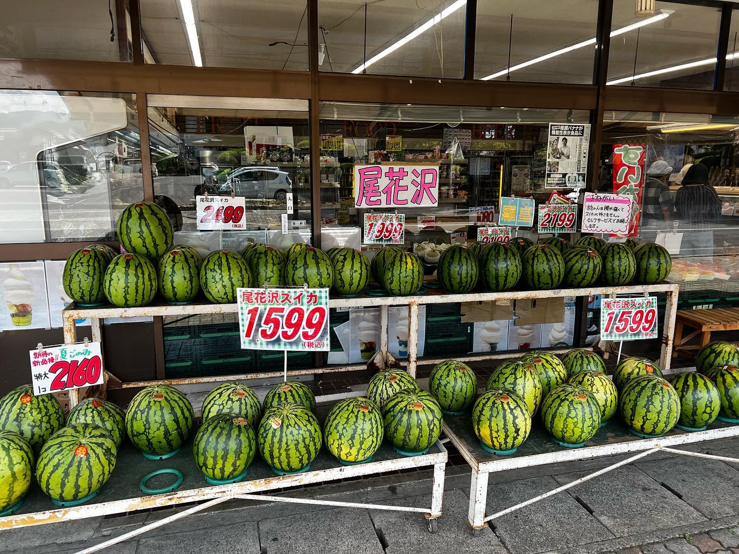 スイカは毎日のように入荷しています。
本日は『祭りばやし』『羅皇ザスイート』『富士光』が入荷しました。先日入荷の『夏ごのみ』は残り数個です。
本日のニューフェイスは『スイートピーチパイ』&『梨パイ』